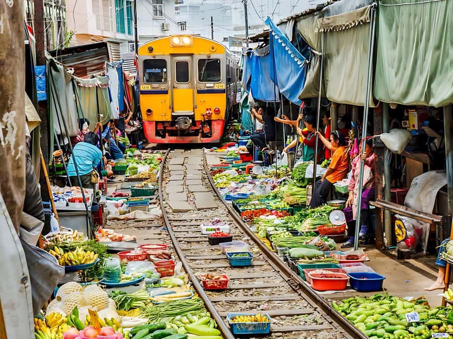 1-Day Trip: Floating Market & Railway Market by Toyota Camry - The 8:00 am pickup and the road to Damnoen Saduak