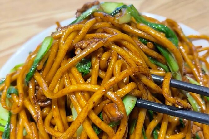 4-Hr Shanghai Layover Tour: Maglev, Wet Market, Food, Landmarks - One hour along the Bund