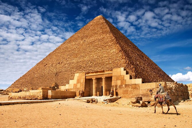 8-Hour Tour Giza Pyramids, Egyptian Museum and Cairo Bazaar - Giza Plateau: three pyramids and a very big idea