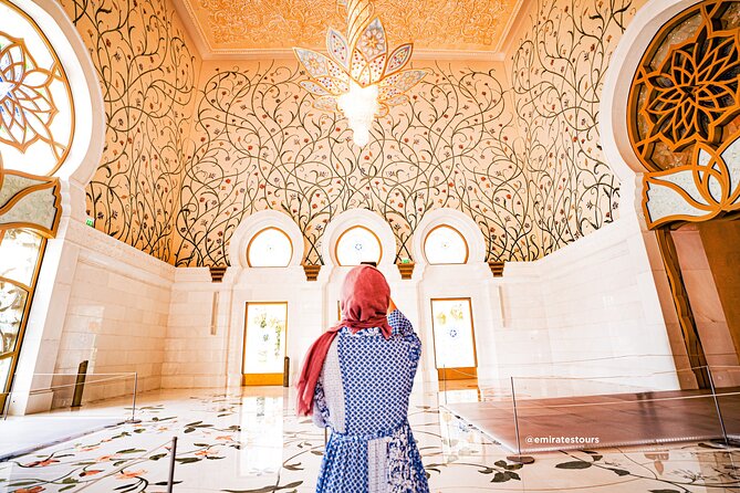 Abu Dhabi Sightseeing Tour: Sheikh Zayed Mosque, Heritage Village & Dates Market - Transport, guide style, and group size
