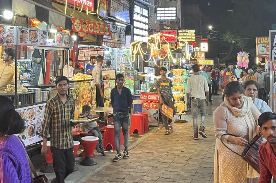 Agra: Sadar Bazar Food Market Night Walking Tour by Tuk-Tuk - Walking into Sadar Bazar after dark