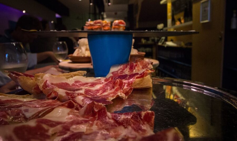 Alicante: Central Market Guided Food Tour with Tapas Bars - First tapas stop: drinks and regional food