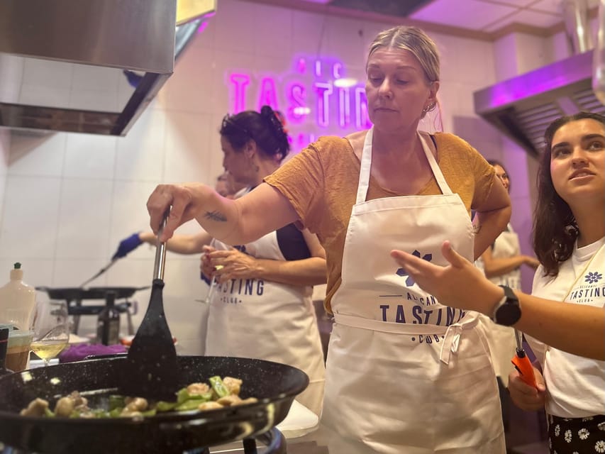 Alicante Paella Cooking Class, Tapas, Drinks and Market - What the strongest praise focuses on