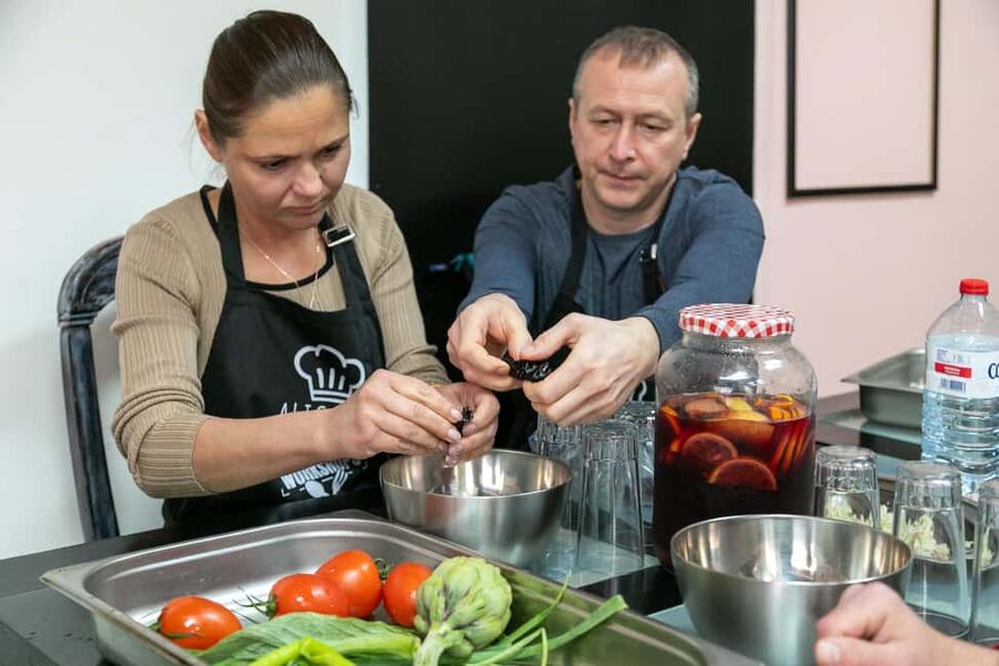 Alicante: Paella & Sangria Class with Tapas and Market Visit - Building Alicante paella from the first step