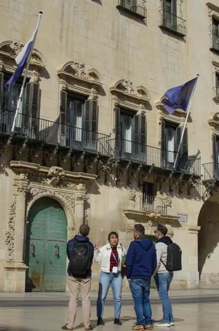All of Alicante with the Castle, Market, and Tapas. Small group, max 6 people - Afternoon alternative: shops, bars, and a local drink