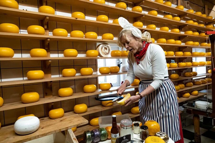 Amsterdam: Traditional Cheese Market Tour to Alkmaar - Arriving at Alkmaar’s cheese market