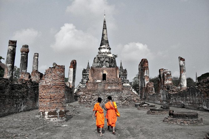 Ayutthaya Sunset Tour: Iconic Temples & Scenic River Boat Ride - Chao Phrom Market adds a local pause