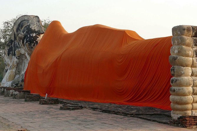 Ayutthaya Sunset Tour: UNESCO Temples & Peaceful River Cruise - Wat Mahathat and the tree-root Buddha