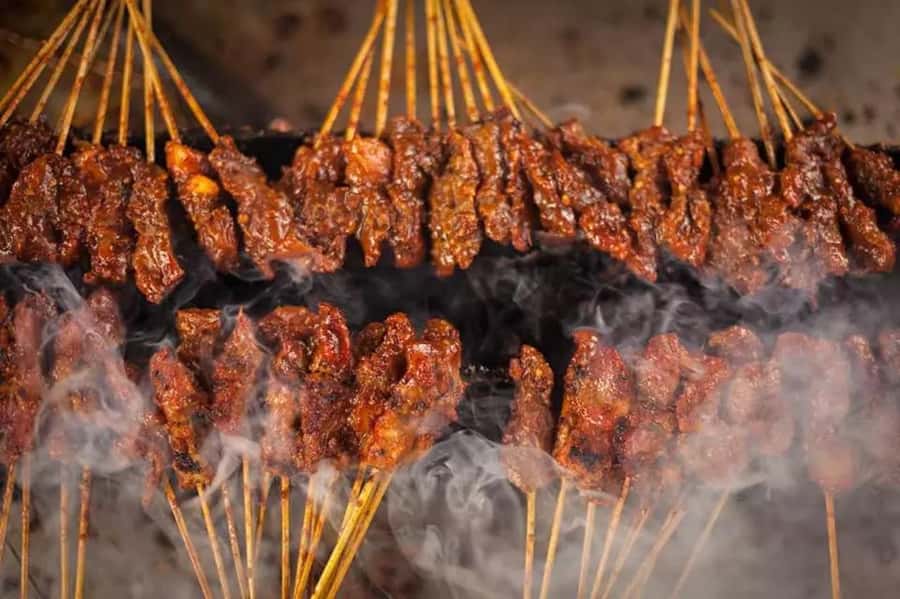 Bali: Denpasar Market Food Tour with 7 Tastings Must-Try - Entering Kreneng Market in the early morning