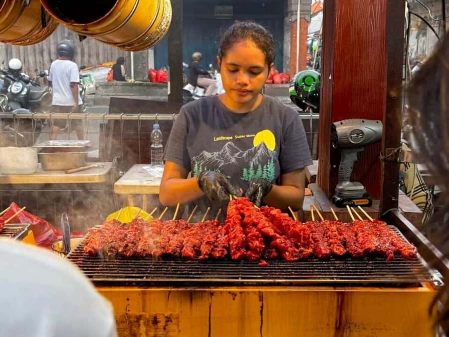 Bali: Denpasar Market Food Tour with 7 Tastings Must-Try - The seven possible tastings, from rice cakes to roast pork