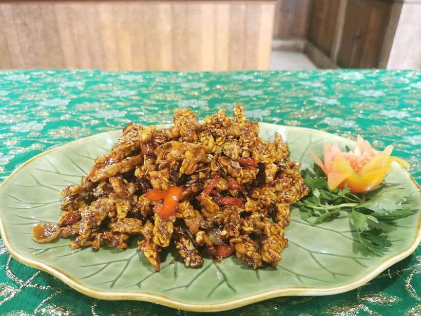Balinese cooking class/Go shopping at the market, cook, eat - From prep work to the final shared meal