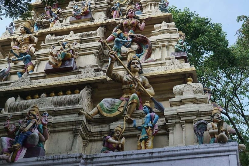 Bangalore: Palace, Temples, Fort & Markets Walking Tour - Bangalore Fort reveals a changing city