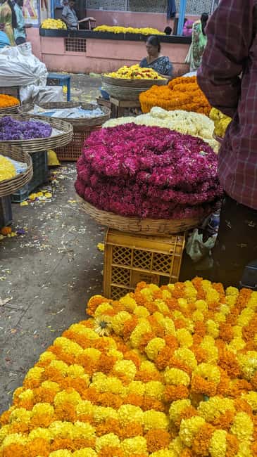 Bangalore Walking Tour KR Flower Market,Fort,Tippu palace - The arts and crafts market visit