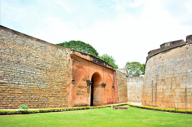 Bangalore Walking Tours - Flower Market, PETE and more - Starting at Kote Venkataramana Temple