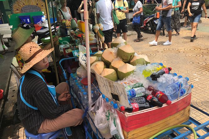 Bangkok: City Highlights Temple and Market Walking Tour - The guides are the strongest part