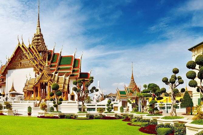 Bangkok: City Highlights Temple and Market Walking Tour - Passing the amulet market on Rattanakosin Island