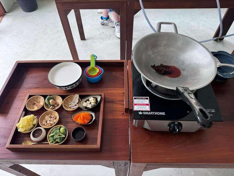 Bangkok: Cooking Class + Tuk Tuk Ride + Market Tour - The five-minute tuk-tuk ride to Prannok Market
