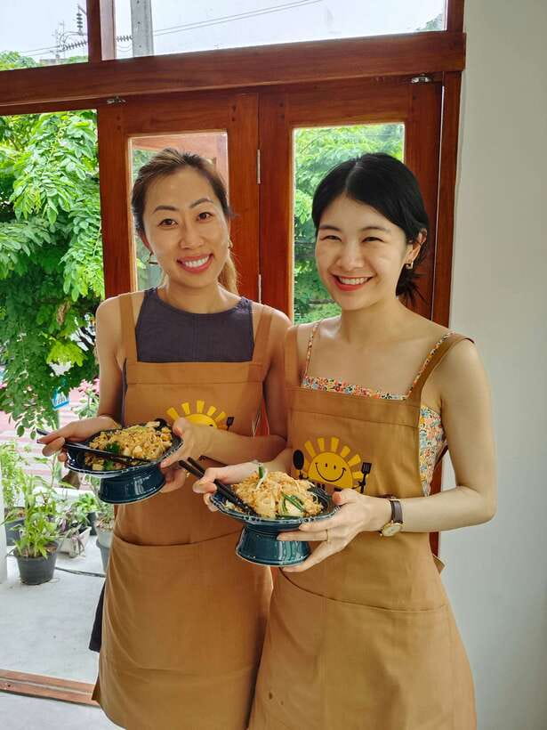 Bangkok: Cooking Class + Tuk Tuk Ride + Market Tour - Teaching style and language support