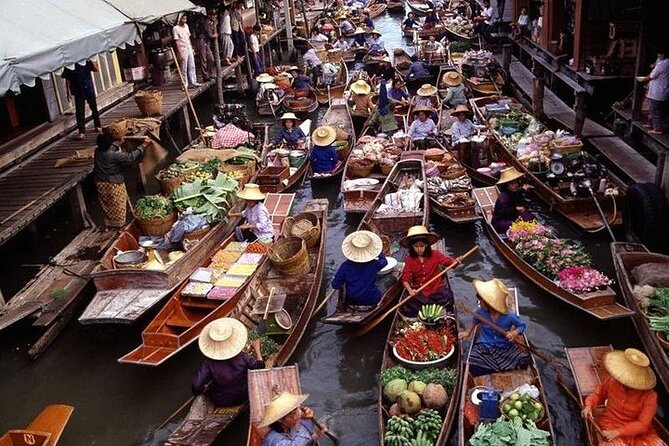 BANGKOK: Damnern Saduak Floating Market, Thai House - The return through the local product store