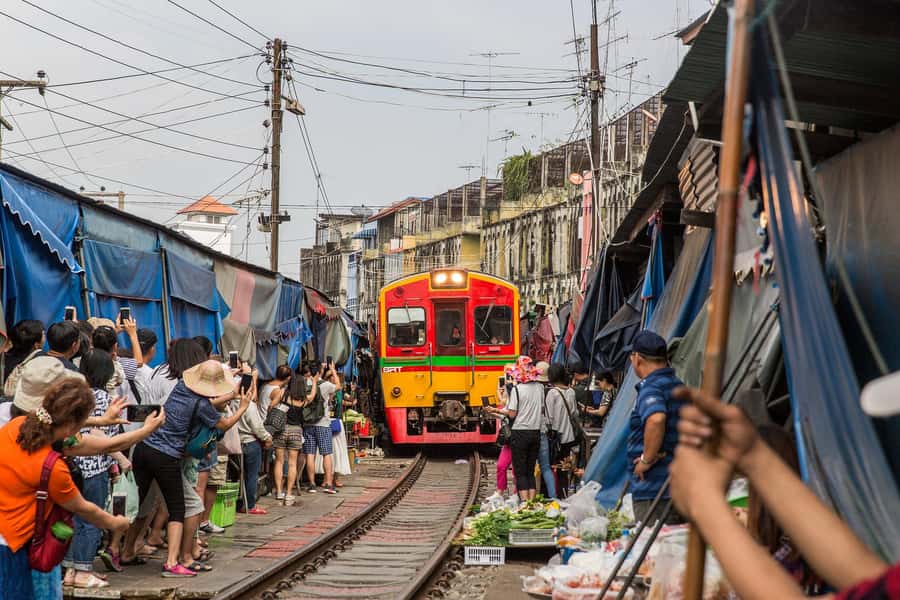Bangkok: Damnoen Floating Market & Train Market Private Tour - Watching the market make way for the train