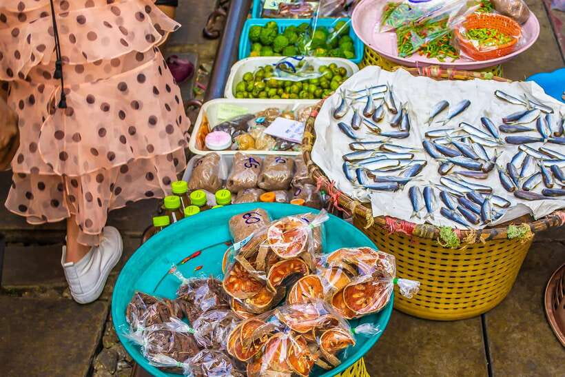 Bangkok: Damnoen Saduak Market and Maeklong Railway Market - Damnoen Saduak Floating Market by paddleboat
