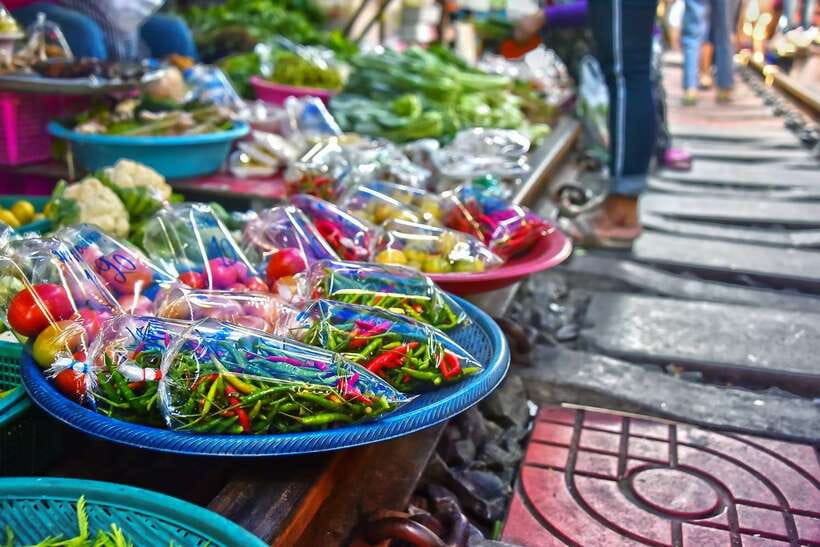 Bangkok: Damnoen Saduak Market and Maeklong Railway Market - Guide quality can make or break the day