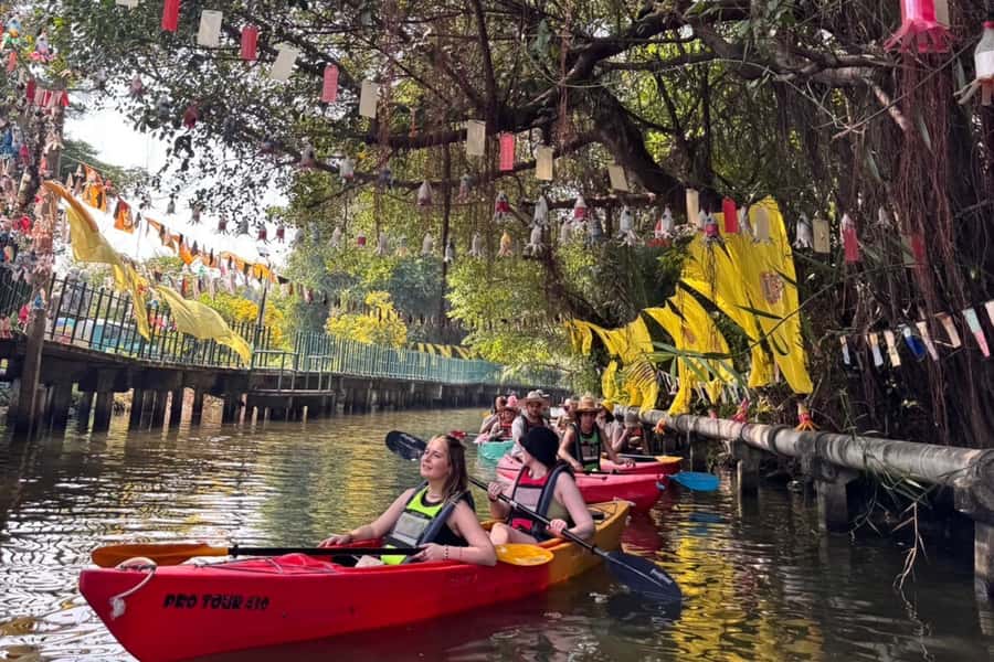 Bangkok: Damnoen Saduak Market & Kayaking Adventure - Kayaking through coconut canals with Shiro