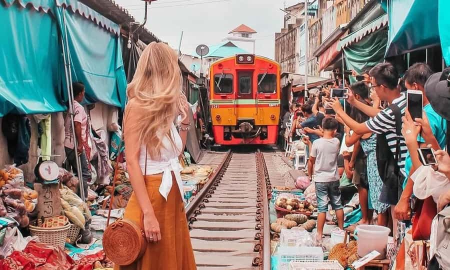 Bangkok: Damnoen Saduak Market & Kayaking Adventure - Maeklong Railway Market and the train-side spectacle