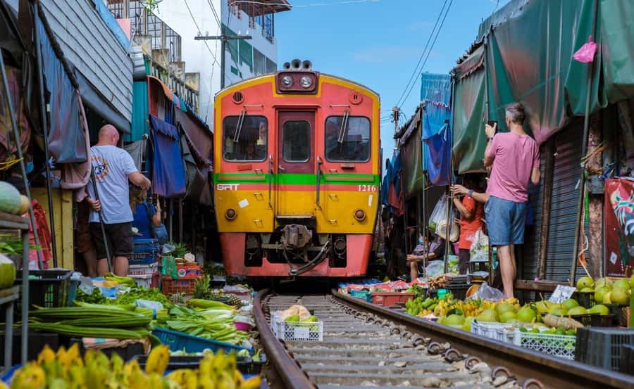 Bangkok : Damnoen Saduak & Train Market Car Excursion - The $200 price: convenience versus economy