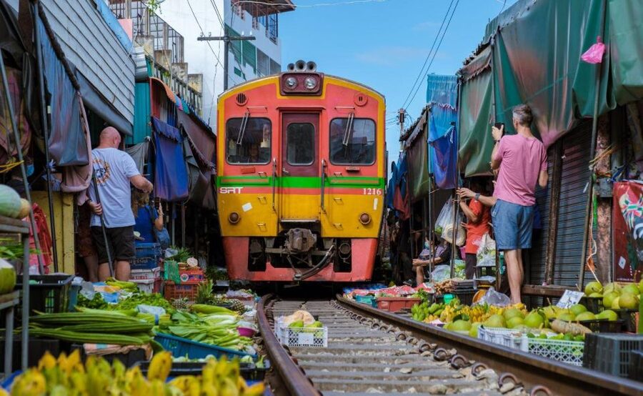 Bangkok : Damnoen Saduak & Train Market Car Excursion - Who should book this Bangkok market trip