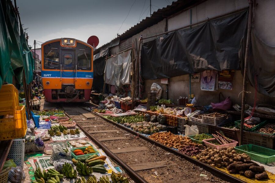 Bangkok: Damnoen Saduak, Train Market & Mahanakhon Day Trip - Why this market day works so well