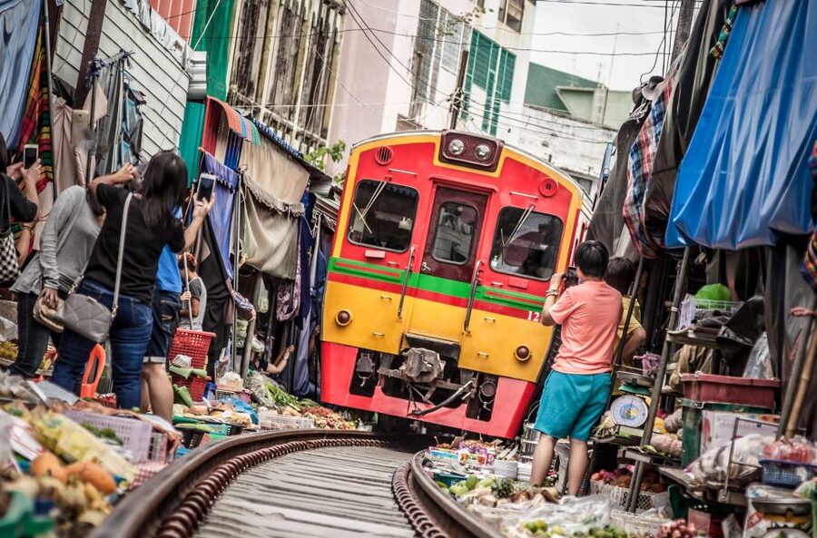 Bangkok: Damnoen Saduak, Train Market & Mahanakhon Day Trip - What to eat and buy at the floating market