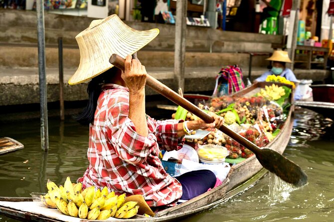 Bangkok: Floating Market and Train Market Experience - Guides, group size, and the audio option
