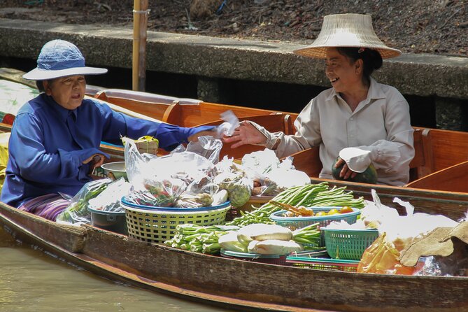 Bangkok: Floating Market and Train Tour with Guide in Spanish and English - Why the Guide Can Make or Break the Day