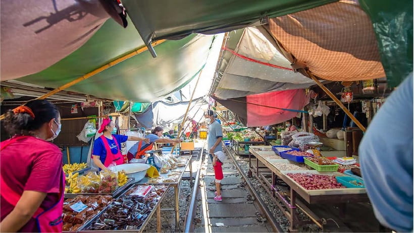 Bangkok: Floating Market, Phra Pathom Pagoda & Cafes Tour - Should you book the Bangkok market and cafe tour?
