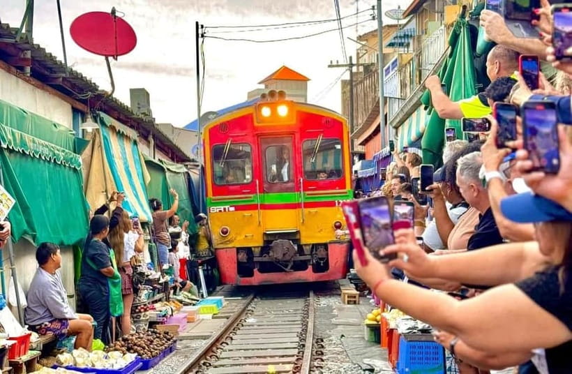 Bangkok: Floating Market & Railway Market with Hotel Pick Up - Damnoen Saduak Floating Market by boat