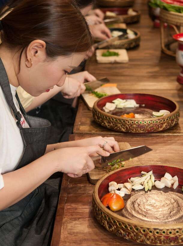 Bangkok: Hands-on Thai Cooking Class and Market Tour - Meeting at Asoke and getting started