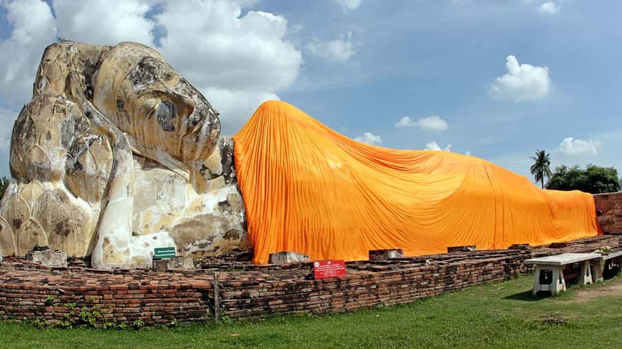Bangkok highlight: Floating Market, Train Market & Ayutthaya - Wat Phra Sri Sanphet and Wat Mahathat