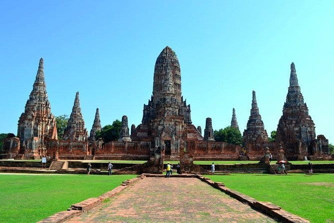 Bangkok : History Temples Markets and Food Tasting - Crossing the river to Wat Arun