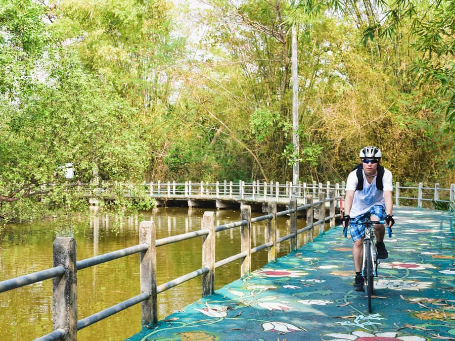 Bangkok: Khlong Toei Market & Bang Krachao Island Bike Tour - Why this Bangkok tour feels different
