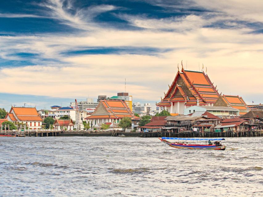 Bangkok: Khlong Toei Market & Bang Krachao Island Bike Tour - Lunch at a neighborhood Thai restaurant