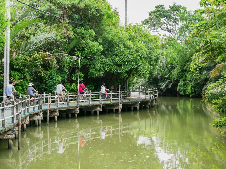 Bangkok: Khlong Toei Market & Bang Krachao Island Bike Tour - Who should book this cycling tour?