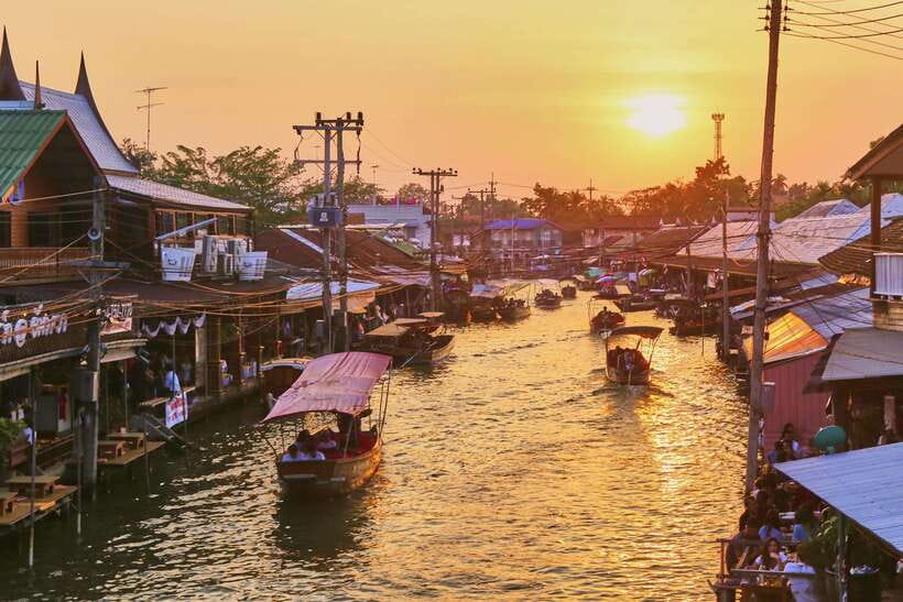 Bangkok: Maeklong Railway & Amphawa Floating Market Day Trip - Wat Bang Kung and the banyan tree temple
