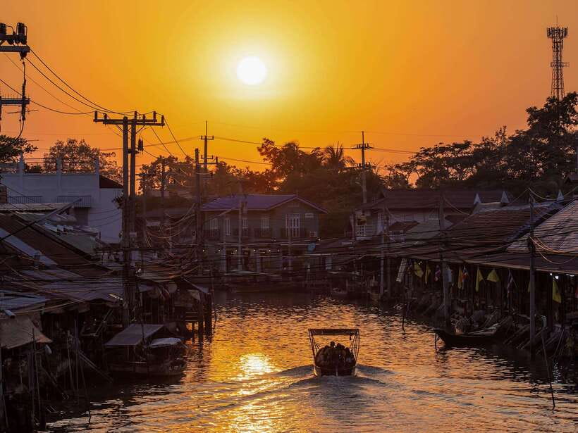 Bangkok: Maeklong Railway & Amphawa Floating Market Day Trip - Should you book it?