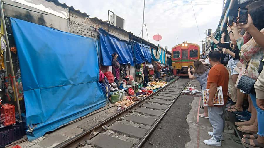 Bangkok: Maeklong Railway & Damnoen Saduak Floating Markets - Key points at a glance