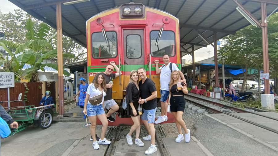 Bangkok: Maeklong Railway & Damnoen Saduak Floating Markets - Why this market day is worth your time
