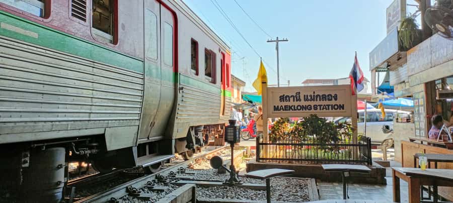Bangkok: Maeklong Railway & Damnoen Saduak Floating Markets - Cruising the canals to Damnoen Saduak