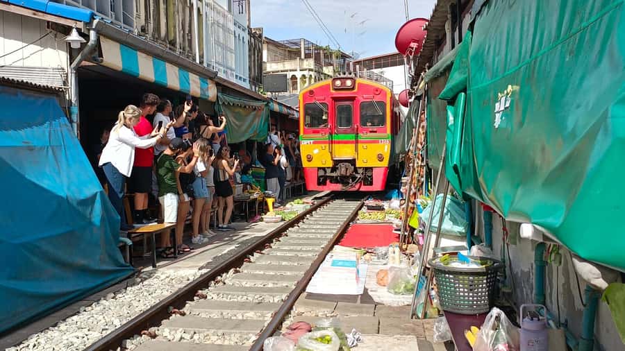 Bangkok: Maeklong Railway & Damnoen Saduak Floating Markets - What the private format changes