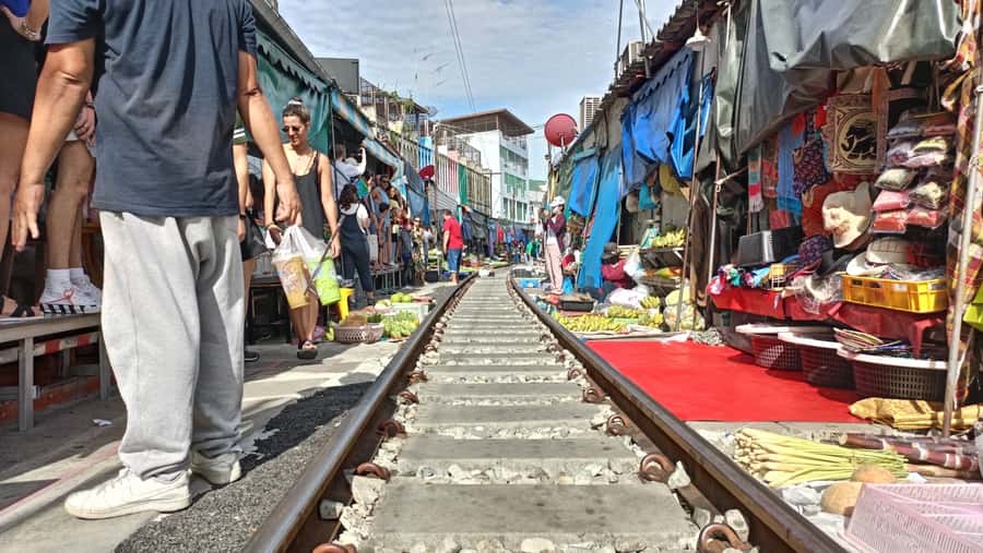 Bangkok: Maeklong Railway & Damnoen Saduak Floating Markets - Comfort, limits, and what to bring