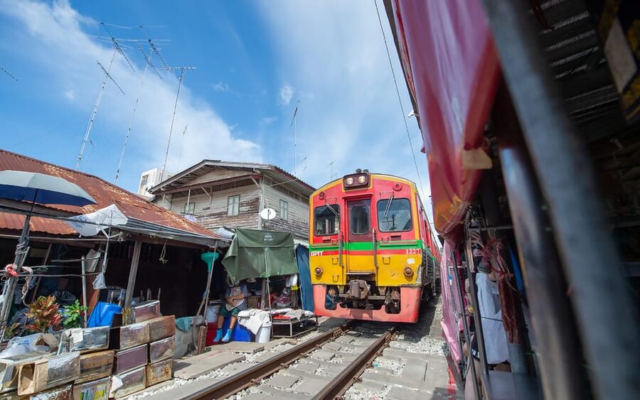 Bangkok: Maeklong Railway Market and Amphawa Floating Market - Five things to know before you go